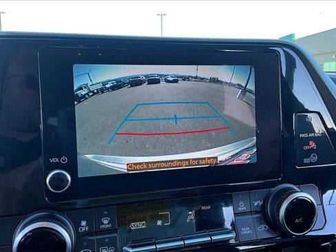 Used 2024 Toyota Highlander LE image 21