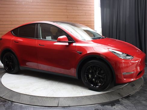Used 2022 Tesla Model Y Long Range image 36