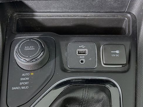 Used 2019 Jeep Cherokee Limited image 16