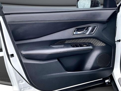 Used 2023 Nissan Ariya AWD image 19