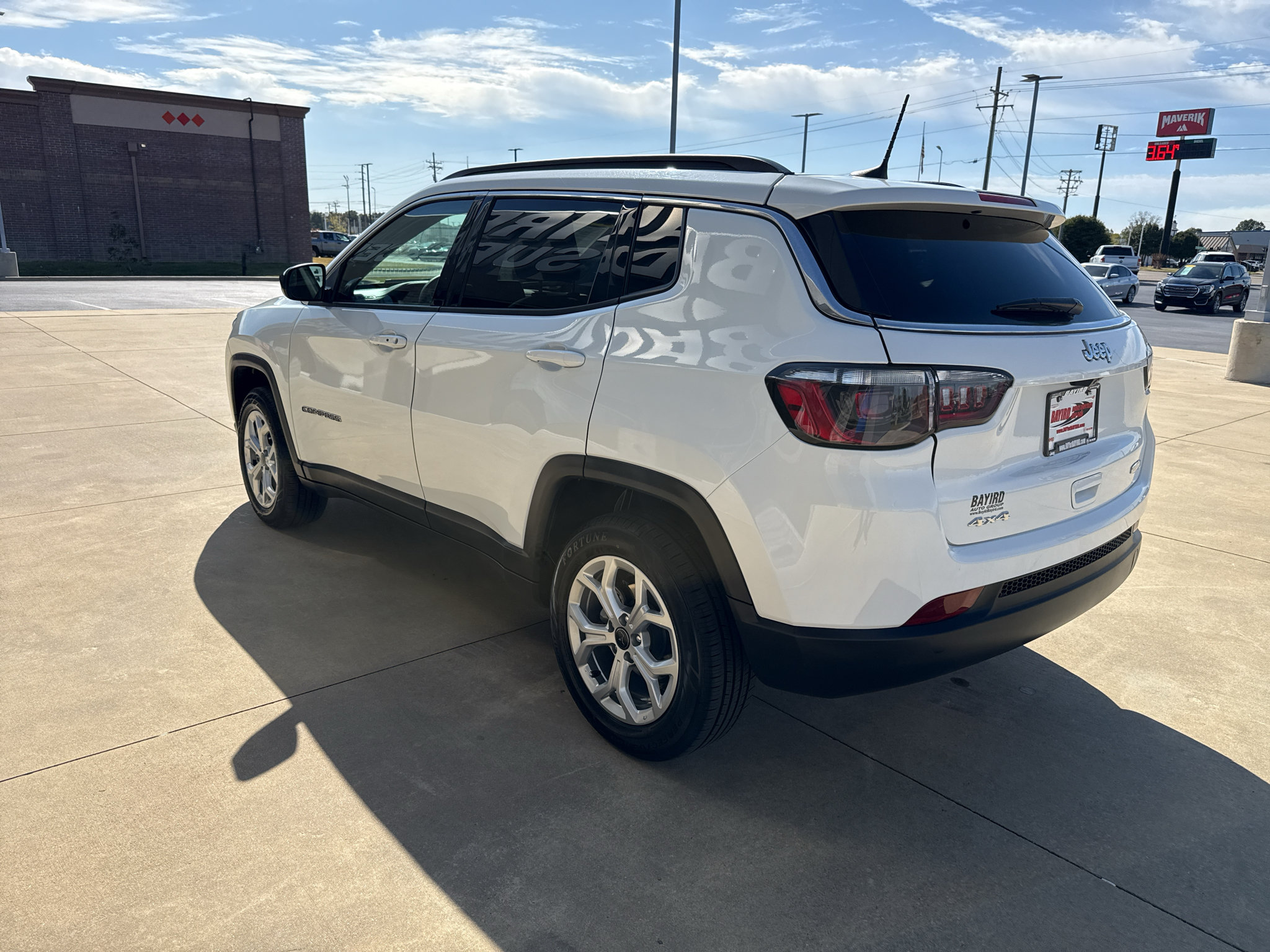 Used 2025 Jeep Compass Latitude w/ Sun & Sound Group AWD/4WD image 5