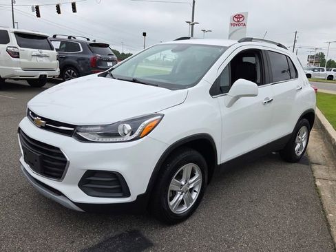 Used 2019 Chevrolet Trax LT w/ LT Convenience Package AWD/4WD image 3