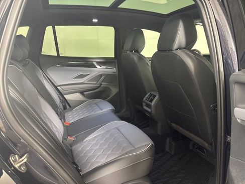 Used 2025 Volkswagen Tiguan SEL R-Line image 5