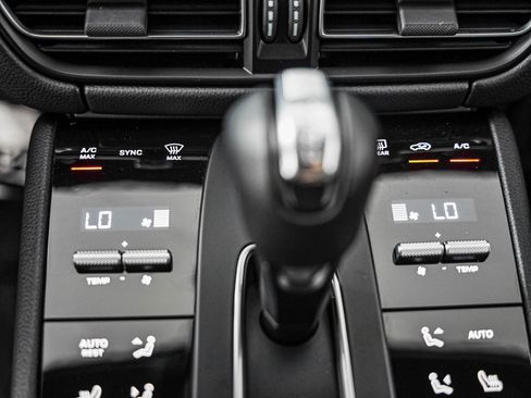 Certified 2026 Porsche Macan AWD/4WD image 21