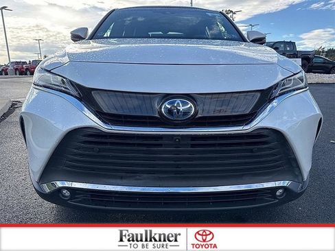 Used 2023 Toyota Venza Limited image 2