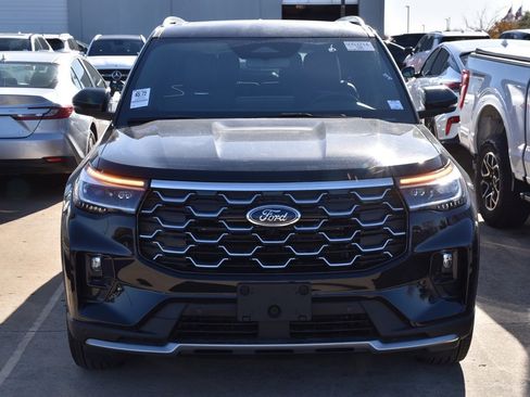 Certified 2025 Ford Explorer Platinum image 3