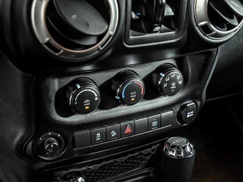 Used 2016 Jeep Wrangler Unlimited Sahara w/ Connectivity Group AWD/4WD image 24