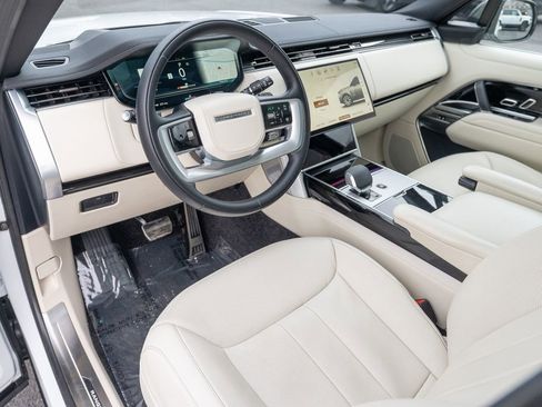 Used 2025 Land Rover Range Rover SE image 12