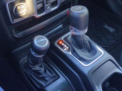 Used 2020 Jeep Gladiator Overland image 16