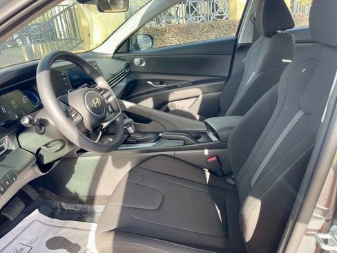 Used 2025 Hyundai Elantra SE image 10