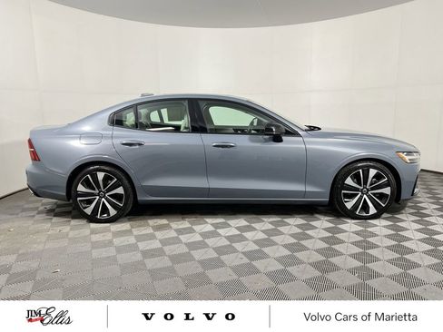 Used 2022 Volvo S60 B5 Momentum w/ Premium Package image 10