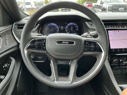 Used 2024 Jeep Grand Cherokee L Overland w/ Luxury Tech Group IV image 16