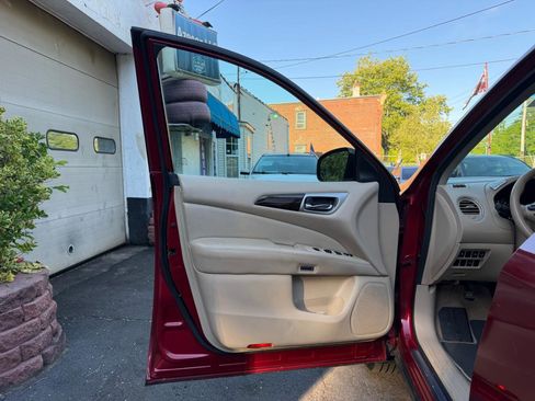 Used 2014 Nissan Pathfinder SL w/ Trailer Tow Package AWD/4WD image 26