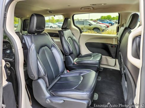 Used 2023 Chrysler Pacifica Touring-L FWD image 26