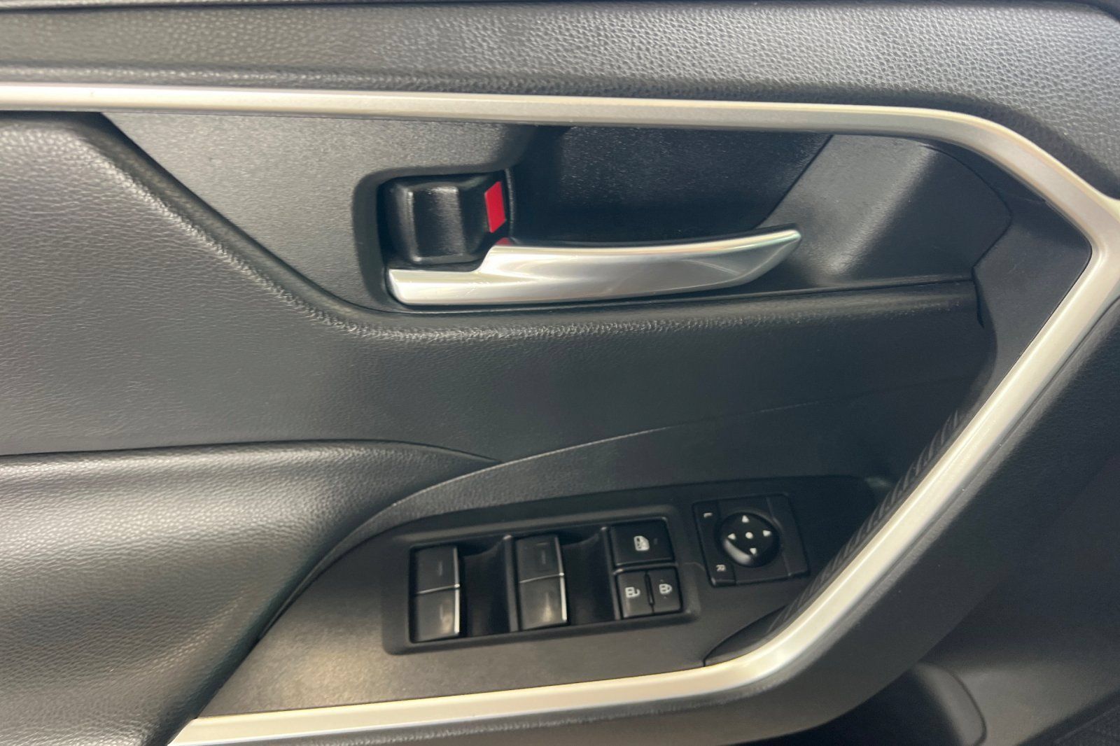 Used 2022 Toyota RAV4 XLE AWD/4WD image 8