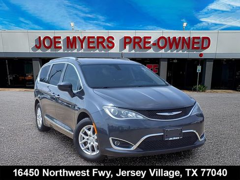 Used 2020 Chrysler Pacifica Touring-L FWD image 1