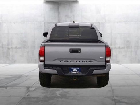 Used 2018 Toyota Tacoma TRD Sport AWD/4WD image 6