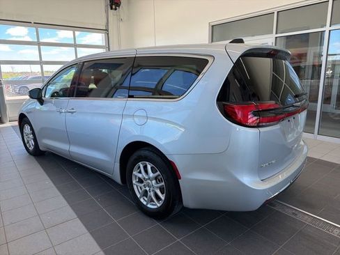 Used 2023 Chrysler Pacifica Touring-L FWD image 3
