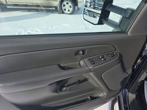 Used 2006 Chevrolet Silverado 2500 LT w/ Heavy-Duty Power Package image 10