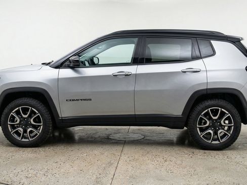 Used 2025 Jeep Compass Trailhawk image 3