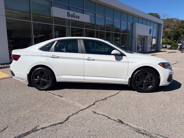 Certified 2023 Volkswagen Jetta SE w/ Panoramic Sunroof Package FWD image 2