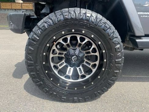 Used 2018 Jeep Wrangler Unlimited Sahara w/ Connectivity Group AWD/4WD image 9