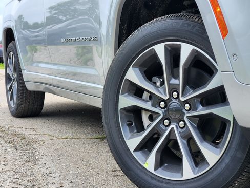 New 2025 Jeep Grand Cherokee L Overland w/ Luxury Tech Group IV image 11