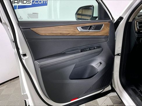 Used 2025 Volkswagen Atlas SE image 18