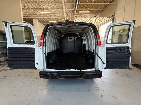 Used 2015 Chevrolet Express 2500 Extended RWD image 31