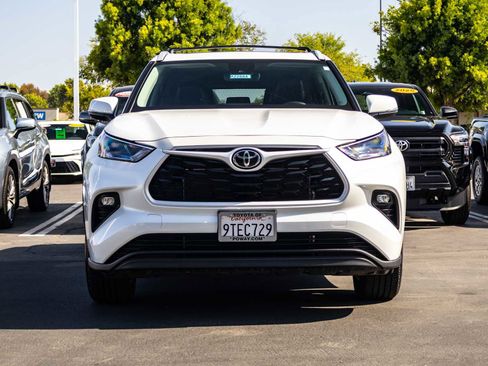 Used 2025 Toyota Highlander XLE FWD image 2