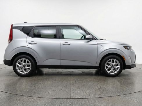 Used 2025 Kia Soul LX w/ LX Technology Package FWD image 11