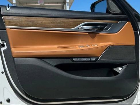 Used 2018 BMW 740i image 12