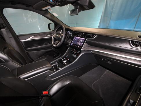 Used 2025 Jeep Grand Cherokee L Limited w/ Black Appearance Package image 24