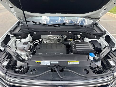 Used 2025 Volkswagen Atlas SEL AWD/4WD image 36