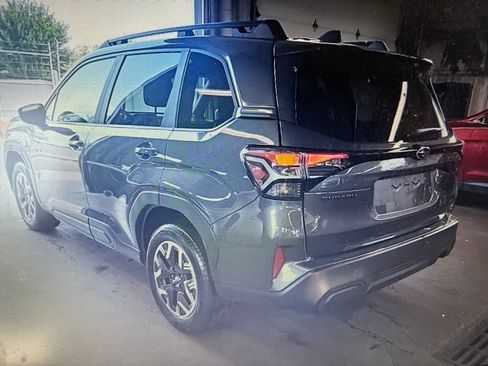 Used 2025 Subaru Forester Premium AWD/4WD image 2
