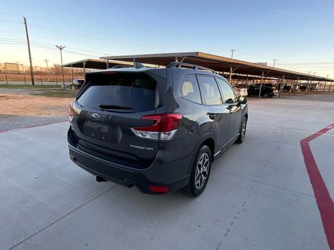 Used 2022 Subaru Forester Premium image 18
