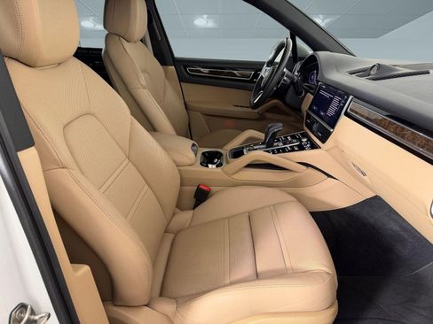 Used 2023 Porsche Cayenne Platinum Edition image 23