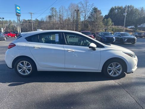 Used 2018 Chevrolet Cruze LT image 3