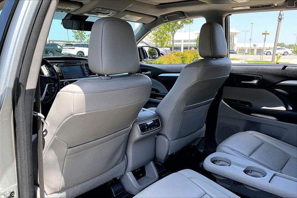 Used 2017 Toyota Highlander XLE AWD/4WD image 31