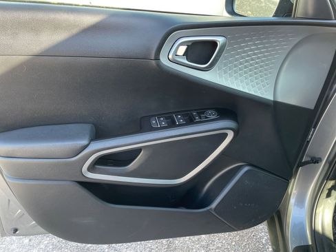 Used 2025 Kia Soul LX w/ LX Technology Package image 18