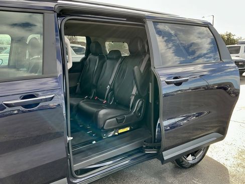 Used 2025 Kia Carnival EX image 31