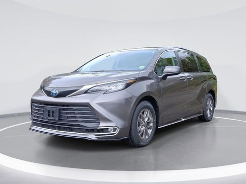 Used 2023 Toyota Sienna XLE image 1