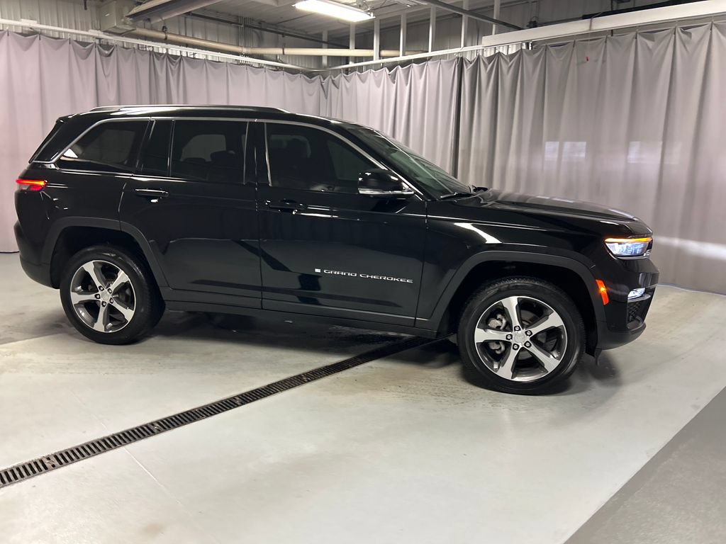 Used 2024 Jeep Grand Cherokee Limited w/ Luxury Tech Group II AWD/4WD image 8