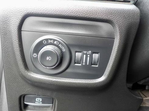 Used 2022 Jeep Grand Cherokee Limited image 16