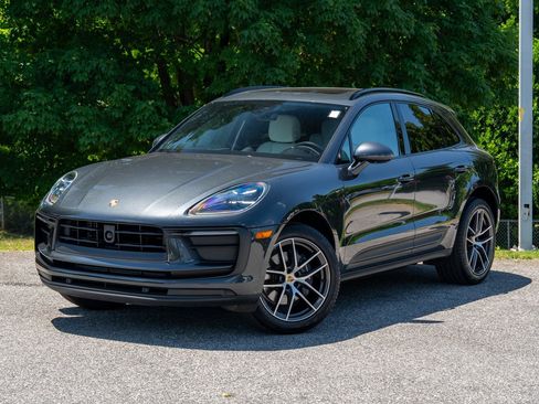 Certified 2025 Porsche Macan AWD/4WD image 1