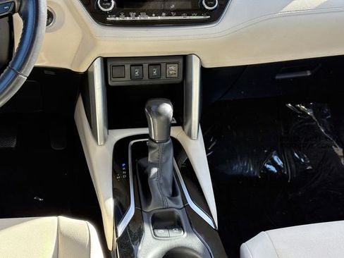 Used 2022 Toyota Corolla Cross XLE w/ Convenience Package FWD image 17
