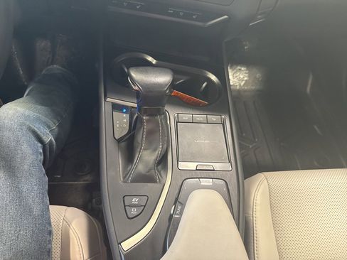 Used 2022 Lexus UX 250h w/ Luxury Package image 25