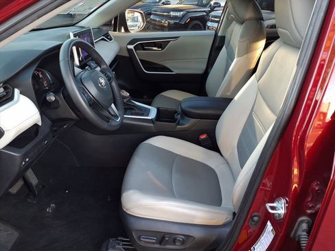 Used 2023 Toyota RAV4 XLE Premium image 13