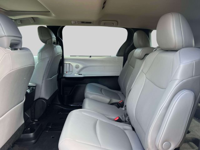 Used 2025 Toyota Sienna XLE FWD image 15