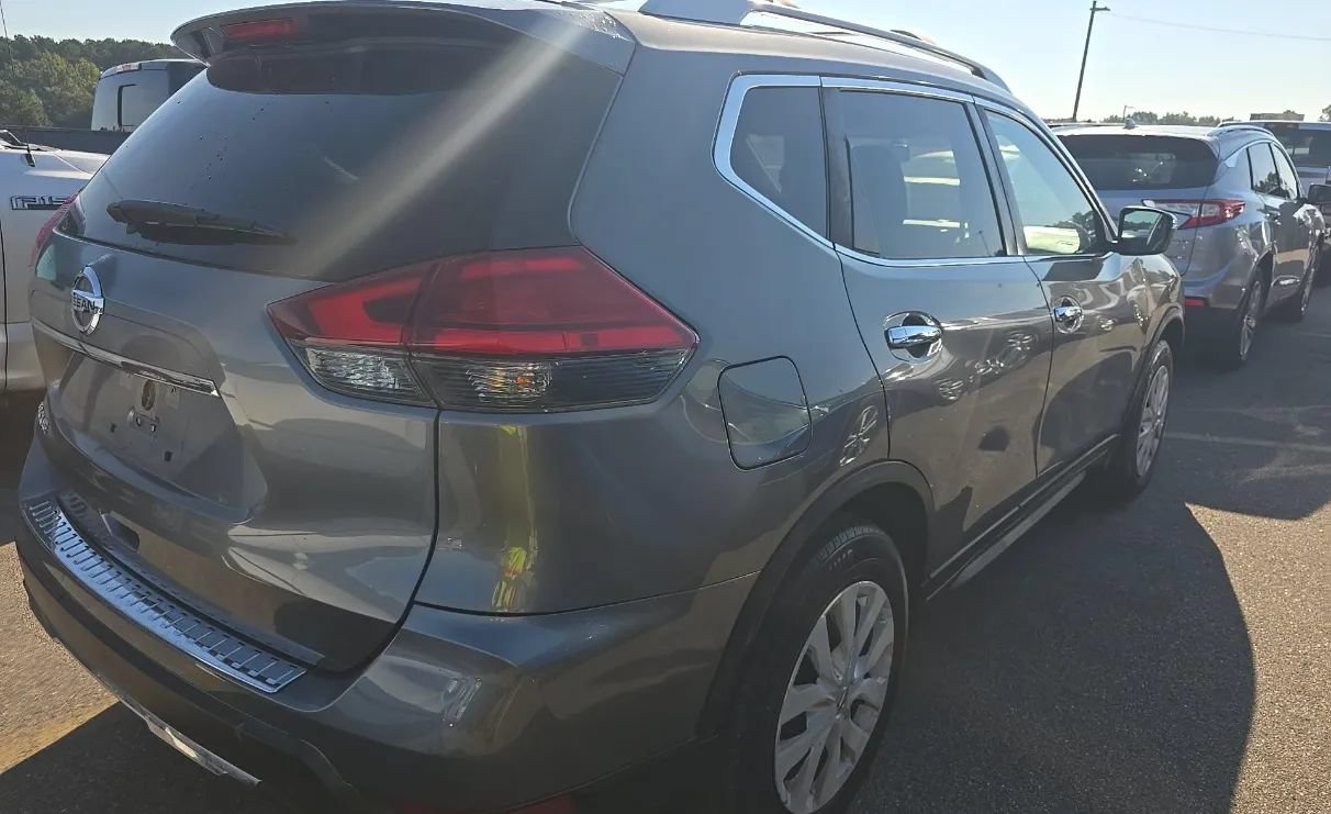 Used 2017 Nissan Rogue S w/ S Appearance Package FWD image 3